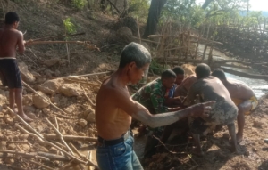 Dukung Produktifitas Pertanian Babinsa Koramil 02/Abanteng Gotong Royong Bersihkan Irigasi