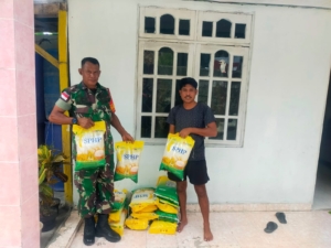 Babinsa Koramil 1627-01/Baa Salurkan 100 Karung Beras SPHP di Desa Baadale