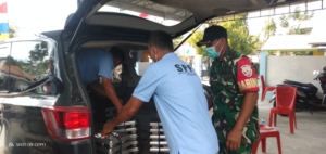 Babinsa Koramil 1627-02/Pantai Baru Dampingi Pemberian Makanan Bergizi untuk 2.452 Siswa