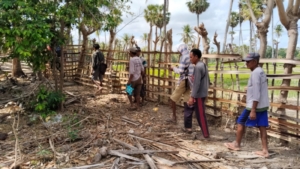 Babinsa Kuli dan P3A Laksanakan Pemeriksaan Pagar Kompleks Persawahan Limbadale Tahap II