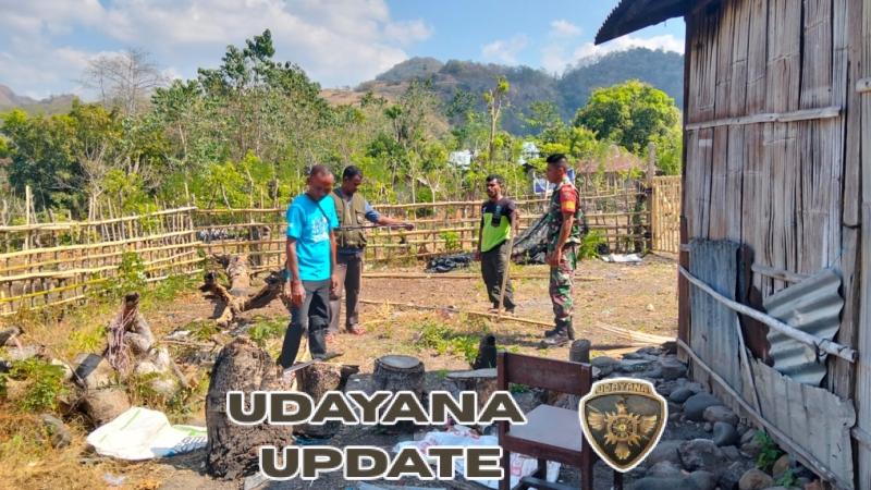 Babinsa Koramil Aesesa Terjun Langsung Bantu Pembuatan Pagar Kebun Pepaya Milik Desa Langedhawe