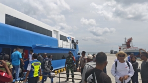 Babinsa Koramil 1627-01/Baa Laksanakan Pemantauan Kedatangan Kapal di Pelabuhan Ba’a