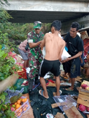 Truk Bermuatan Buah Terguling di Tanjakan Sigeronong, Babinsa Talonang Baru Cek TKP