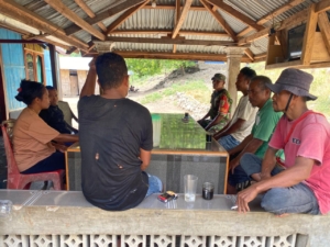 Babinsa Desa Tou Barat Respons Aspirasi Warga Lewat Komsos dan Pengamanan