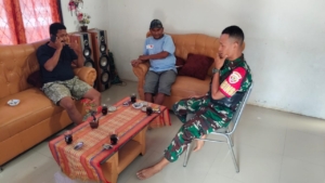 Babinsa Praka Khairil Mustafa Aktif Lakukan Pengamanan dan Komunikasi di Desa Watunggere