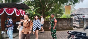 Babinsa Tembuku Hadir di Tengah Wisatawan, Wujudkan Rasa Aman di Tukad Cepung Waterfall