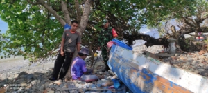 Babinsa Desa Maubasa Aktif Mendengar Aspirasi Warga Pesisir dalam Kegiatan Komsos