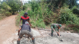 Gotong Royong Babinsa dan Warga Wujudkan Akses Jalan Desa Alila Selatan