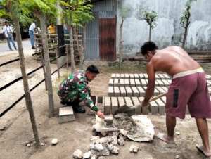 Gotong Royong Babinsa dan Warga Desa Nule dalam Pembuatan Batako