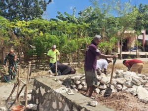 Kebersamaan TNI-Rakyat, Babinsa Serda Martin Jaga Limu Gotong Royong Bangun Rumah
