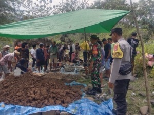 Babinsa Desa Jurumapin Koramil 1607-04/Alas Hadiri Prosesi Pemakaman Warga Binaan