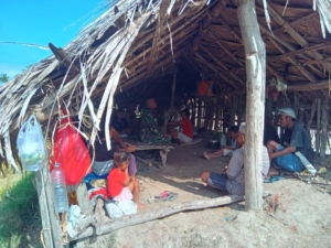 Babinsa Koramil 1621-05/Panite Laksanakan Komsos dengan Masyarakat Desa Oehan