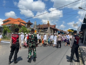 Danramil Nusa Penida Utus Babinsa Kutampi Kawal Upacara Melasti
