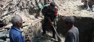 Mengatasi Kesulitan Masyarakat, Babinsa Gotong Royong Gali Sumur Secara Manual