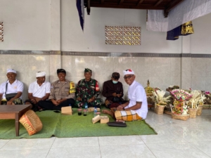Babinsa Medahan Hadiri Upacara Melaspas Gelung Kori dan Candi Bentar di Pura Dalem Peling