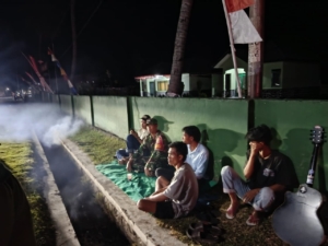 Babinsa Malaju dan Warga Gelar Ronda Malam Jaga Kamtibmas