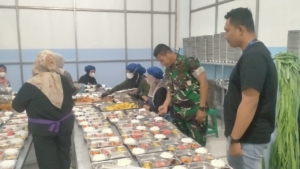 Babinsa Mangge Asi Dampingi Penyaluran BGN untuk Posyandu hingga SMA