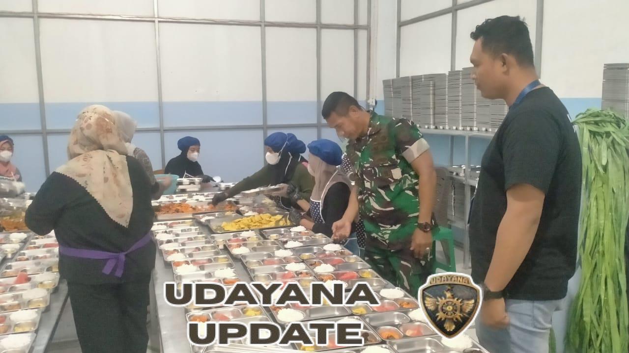 Babinsa Mangge Asi Dampingi Penyaluran BGN untuk Posyandu hingga SMA