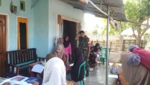 Babinsa Koramil 1614-03 Hu’u Dampingi Posyandu di Cempi Jaya