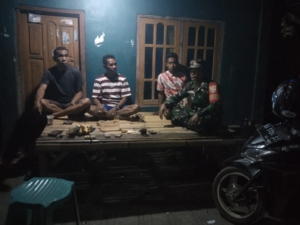 Koramil 1608-06/Wawo Gelar Patroli Malam Bersama Warga Cegah Gangguan Kamtibmas