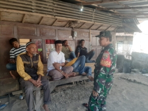 Babinsa Koramil 1608-04/Woha Intensif Lakukan Komsos Jaga Keamanan Desa Binaan