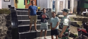 Keamanan Adalah Warisan Berharga untuk Anak Cucu Kita” – Babinsa Koramil 1628-02/Sekongkang Gelar Patroli Malam