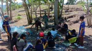 Dekatkan Diri ke Generasi Muda, Babinsa Miobar Baur Bersama Remaja Desa Eban