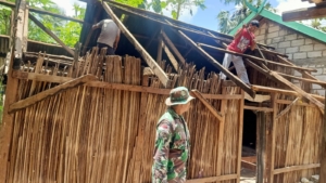 Bantu Warga Bongkar Atap Rumah Babinsa Jalin Keakraban Dengan Warga