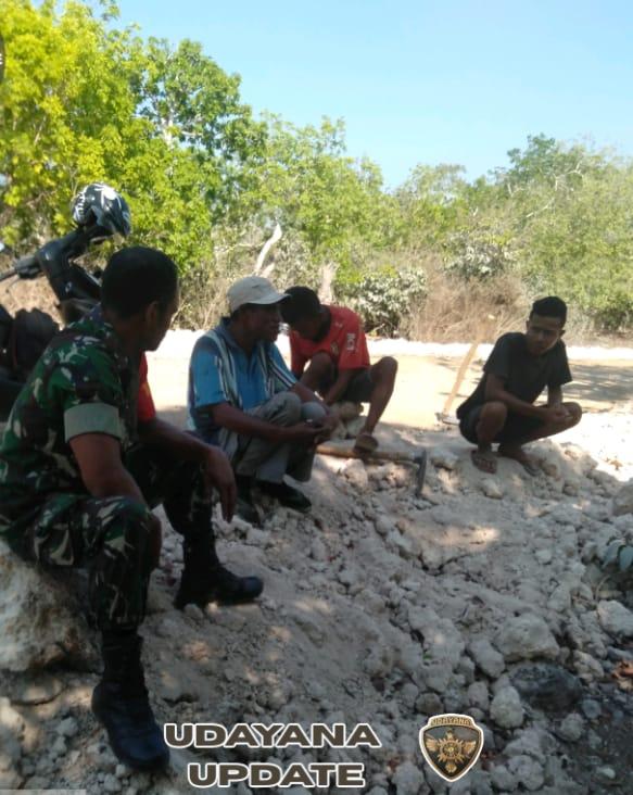 Babinsa Sertu Nelson Sine Jalin Silaturahmi dengan Warga Desa Suelain