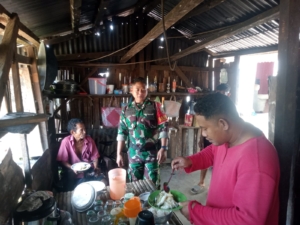 Babinsa 1602-04/Maurole Tingkatkan Sinergi dengan Warga Desa Mausambi