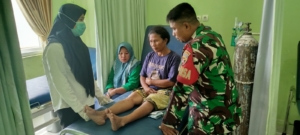 TNI Sigap Evakuasi Warga Korban Gigitan Anjing Rabies di Sumbawa Barat