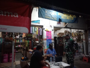 Babinsa Koramil 1628-02/Sekongkang Laksanakan Patroli Malam Jaga Kamtibmas