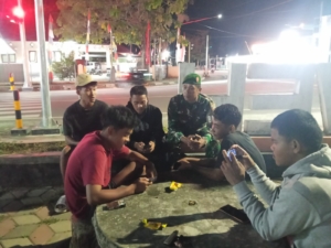 Babinsa Koramil 1628-05/Jereweh Gelar Patroli Malam Ciptakan Rasa Aman di Masyarakat