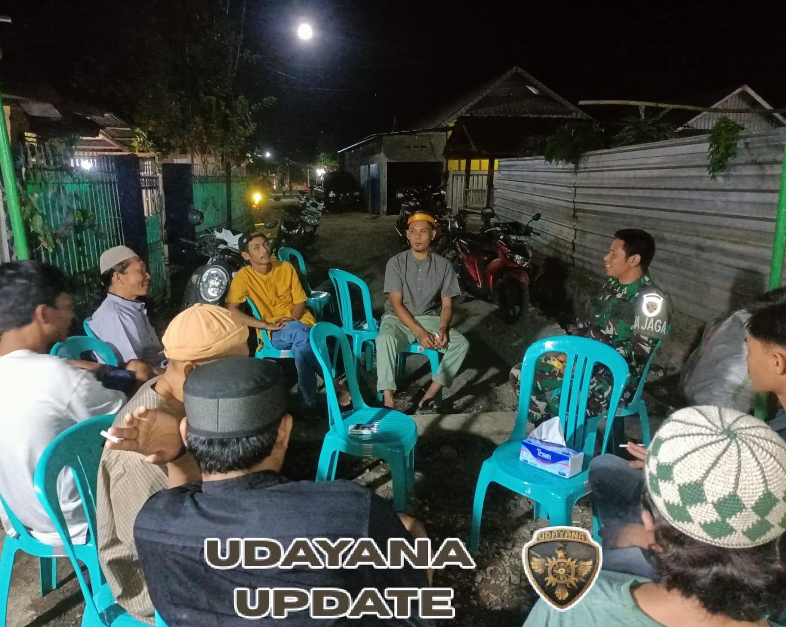 Babinsa Koramil 1628-03/Seteluk Dekatkan Diri ke Masyarakat Lewat Patroli Malam dan Sosialisasi Sembako Murah.