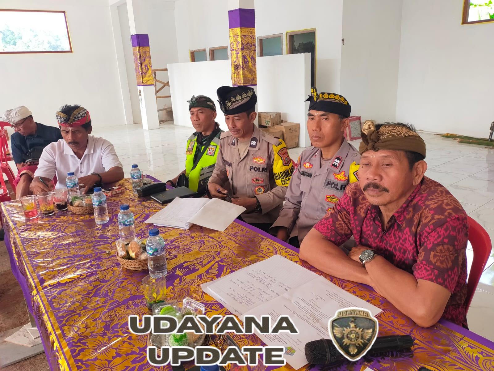 Babinsa Sepang Aktif dalam Kegiatan Adat, Hadiri Rapat Persiapan Piodalan Pura Puseh.
