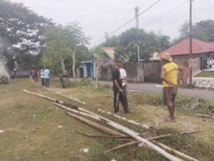 Babinsa Karijawa Bersama Warga Gelar Komsos dan Aksi Gotong Royong