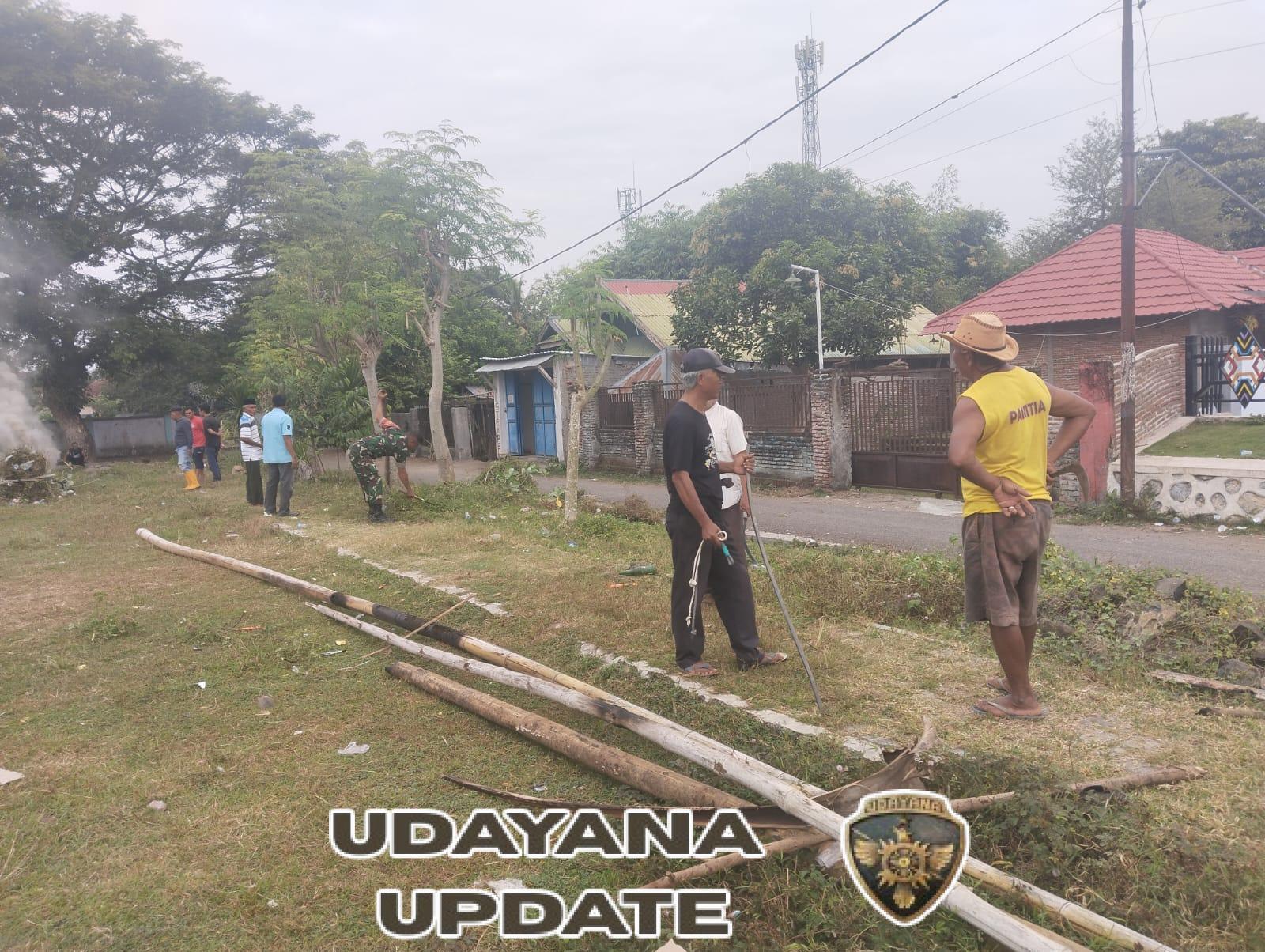 Babinsa Karijawa Bersama Warga Gelar Komsos dan Aksi Gotong Royong