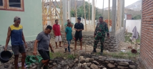 Dekat dengan Rakyat, Babinsa Mangge Na’e Dukung Warga Bangun Rumah