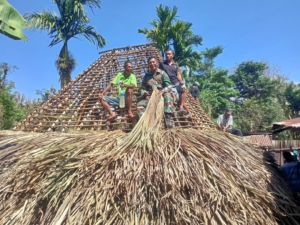 Jalin Silahturahmi Dengan Masyarakat, Anggota Satgaster Pos Halibete II Bantu Atap Rumah Adat