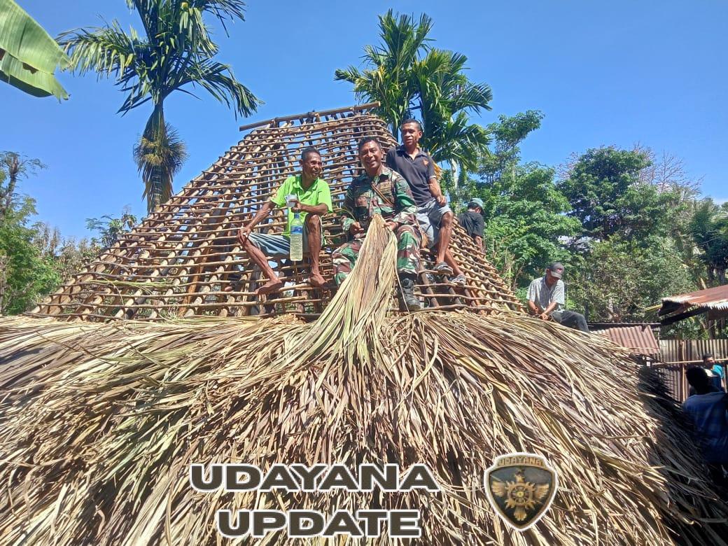 Jalin Silahturahmi Dengan Masyarakat, Anggota Satgaster Pos Halibete II Bantu Atap Rumah Adat