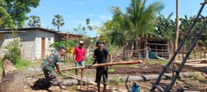 Tingkatkan Usaha Warga, Babinsa Koramil 1618-04/Bisel Bantu Pembangunan Kandang Ternak Ayam