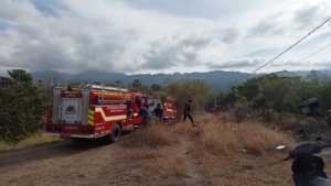 Babinsa 1623-08/Kubu bantu padamkan api kebakaran lahan.