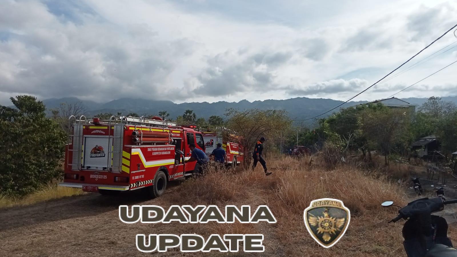 Babinsa 1623-08/Kubu bantu padamkan api kebakaran lahan.