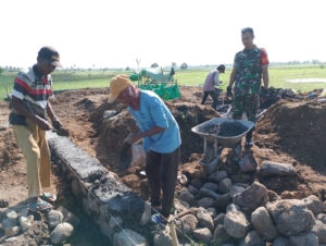 Sinergi Babinsa dan Masyarakat Wujudkan Sarana Olahraga di Dorokobo