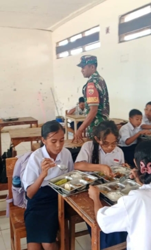 Babinsa Koramil 1627-01/Ba’a Kawal Program Makan Bergizi Gratis untuk 5.755 Siswa dan Balita di Rote Ndao