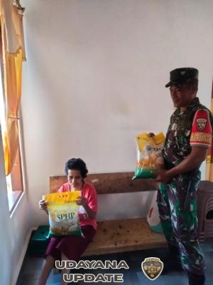 Babinsa Rote Ndao Gelar Penjualan Beras SPHP di Desa Lidabesi