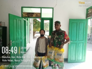Babinsa Batutua Laksanakan Penjualan Beras SPHP di Desa Sakubatun