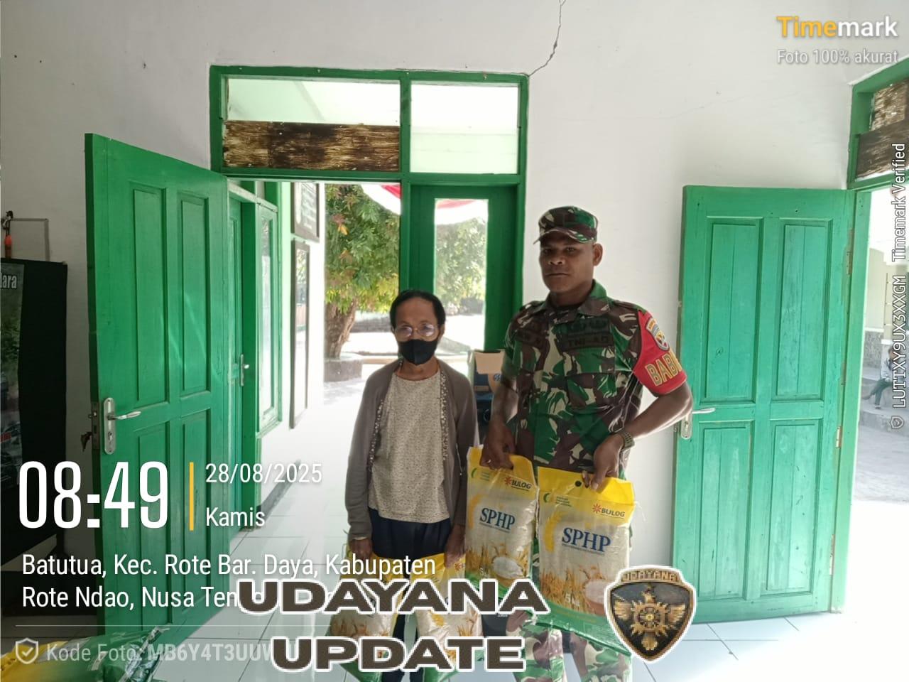 Babinsa Batutua Laksanakan Penjualan Beras SPHP di Desa Sakubatun