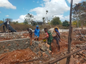 Babinsa Pantai Baru Laksanakan Komsos dan Kerja Bakti Bersama Warga Olafulihaa