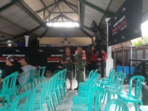 Sinergi Babinsa, dan Lurah Gianyar Kawal Pengobatan Mata Gratis Fasilitasi John Fawcett Foundation